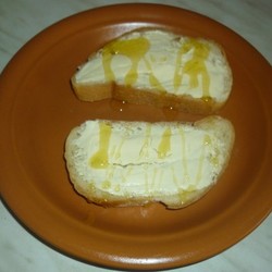 Бутерброд с маслом и медом