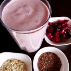 смузи из банана и клюквы с овсян.хлопьями и семен. льна