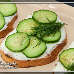 Бутерброд со сливочным сыром и огурцом