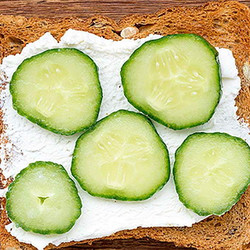 Бутерброд со сливочным сыром и огурцом