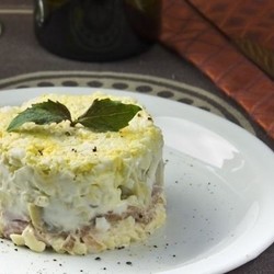 Салат с ветчиной и творожным сыром 