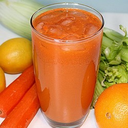 Смузи из сельдерея апельсина моркови и имбиря