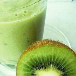 смузи из авокадо, банана и киви
