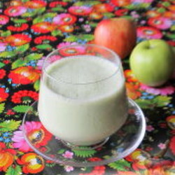 Смузи с яблоком и листовым салатом