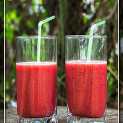 смузи из Банана,клубники с яблочным соком