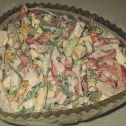 САЛАТ «СОФИЯ» С КОПЧЕНЫМ СЫРОМ