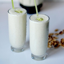 Йогуртовый смузи с фисташками