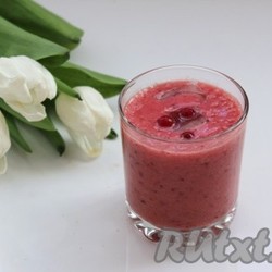 Смузи из банана и клюквы