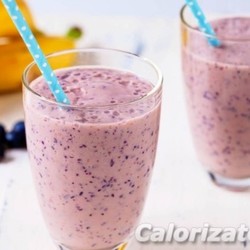 Смузи с бананом и черникой