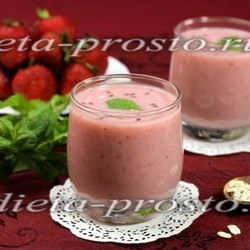 Клубнично-банановый смузи на кефире