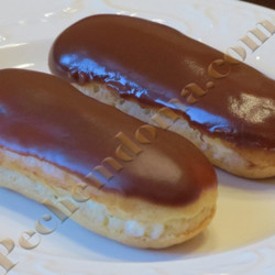 Эклеры с кремом на сгущенке и шоколадной глазурью
