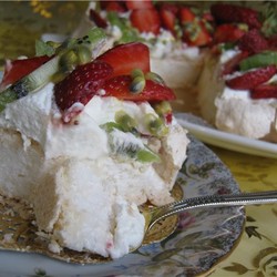 Торт павлова со свежими фруктами.