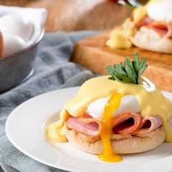 Яйца «Бенедикт» с беконом