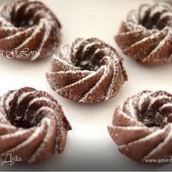 Шоколадные маффины. Ингредиенты: мука, молоко, сахар