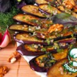 Баклажаны под зеленым соусом с орехами