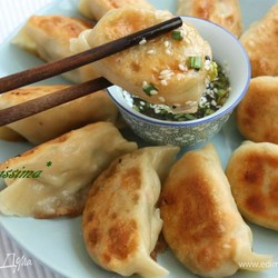 Китайские жареные пельмени (Dim Sum) . Ингредиенты: мука, кипяток, сольжим сам