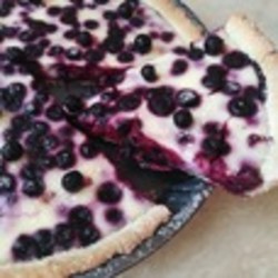 Ягодный пирог в сметанной заливке