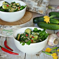 Битые огурцы по-китайски. Ингредиенты: огурцы свежие, перец чили, кунжутное масло