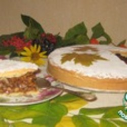 Пирог с грецкими орехами в карамельном соусе