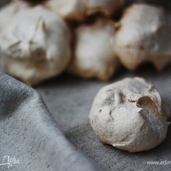 Белковое печенье с орехами. Ингредиенты: яичные белки, сахарный песок мелкий, арахис жареный