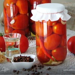 Маринованные помидоры сладко-острые. Ингредиенты: чеснок, сахар, соль