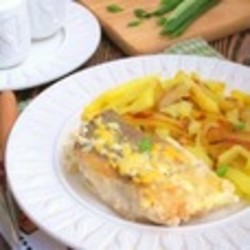 Судак под молочным соусом с яйцом
