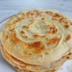 Катлама с луком на сковороде