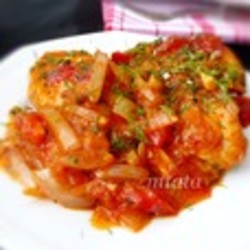 Курица в томатном соусе с луком