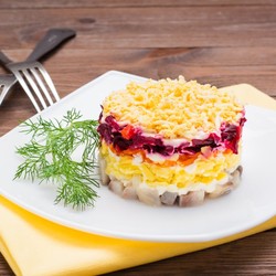 -5 самых вкусных слоеных салатов - Статьи на Повар.ру