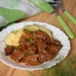 Куриная печень с маринованными огурцами