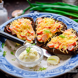 Горячие бутерброды с крабовыми палочками в духовке