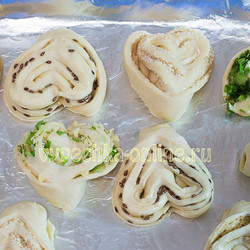 плюшка с сахаром сердечком из теста