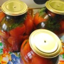 Соленые помидоры в банках