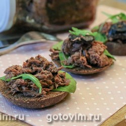 Тушенка из говядины с черносливом. Рецепт с фото