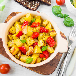 Печеный картофель с чесноком и сладким перцем