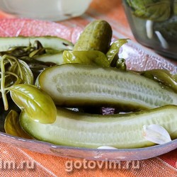 Малосольные огурцы с базиликом.