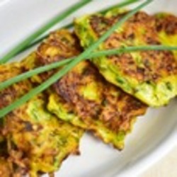 Кабачковые оладьи с зеленым луком