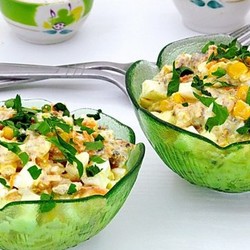 Салат с рыбными консервами и кукурузой: готовится без риса.