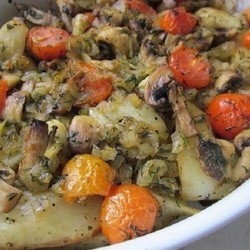 Ароматный картофель запеченный с грибами и томатами