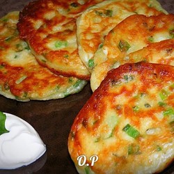 оладьи с зелёным луком и яйцом