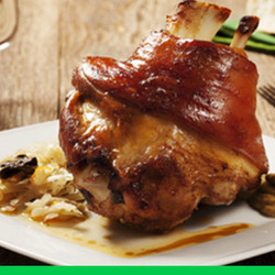 Свиная рулька, запеченная в духовке с медом, приправами и соевым соусом