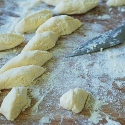 В интернете тысячи рецептов приготовления ленивых вареников: этот мой верный и проверенный!