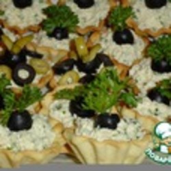 Тарталетки с сырно-куриной закуской