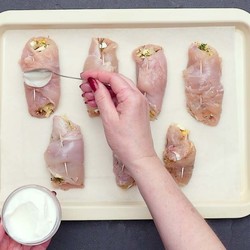 Куриные рулетики с нежной начинкой: полюбуйся, какие красотулечки! Так и просятся в тарелку.