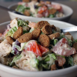 Салат с куриной грудкой и фасолью