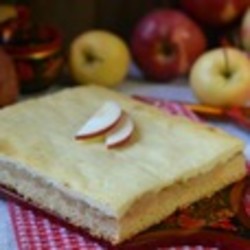 Пирог с яблоками и творогом