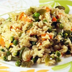 Рис с морковью, перцем и горошком