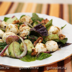 Зеленый салат с моцареллой и грецкими орехами. Рецепт с фото