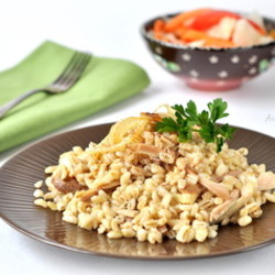 Каша перловая с курицей и овощами