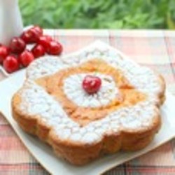 Нежный бисквитный пирог с черешней